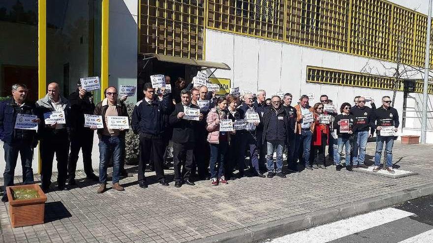 Funcionarios y delegados sindicales a las puertas de la prisión de Pereiro. // FdV