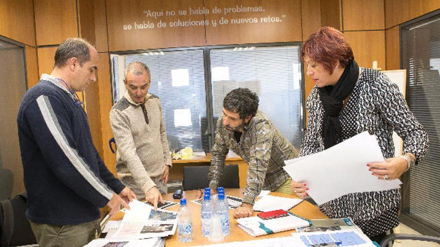 Técnicos del Gobierno canario y del Cabildo en la reunión de ayer.