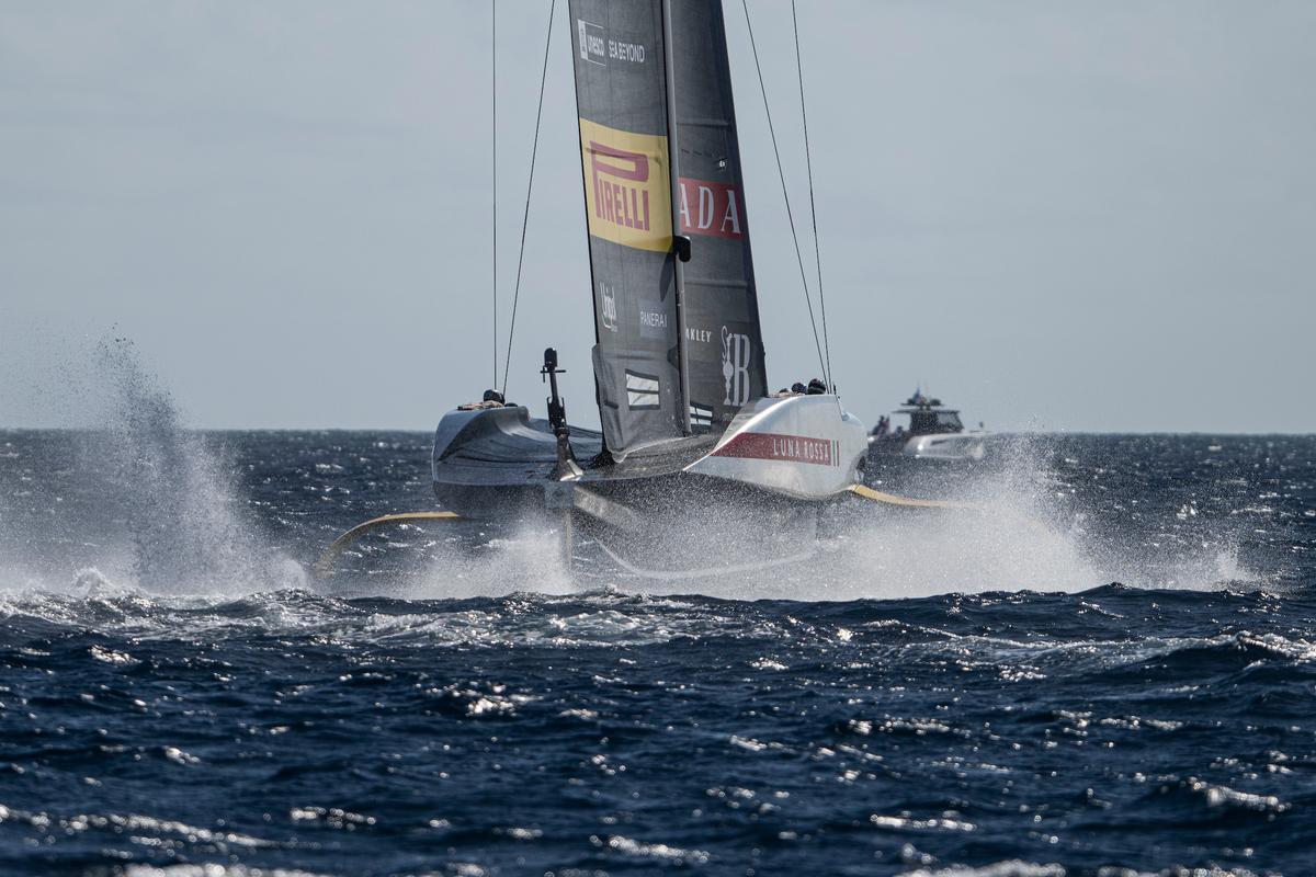 El barco del equipo italiano Luna Rossa Prada Pirelli regatea en la final de la Louis Vuitton Cup, este lunes.