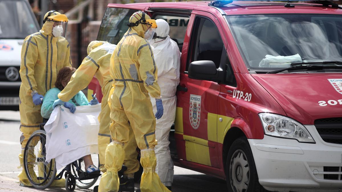 Sanitarios trasladan a una paciente al hospital madrileño.