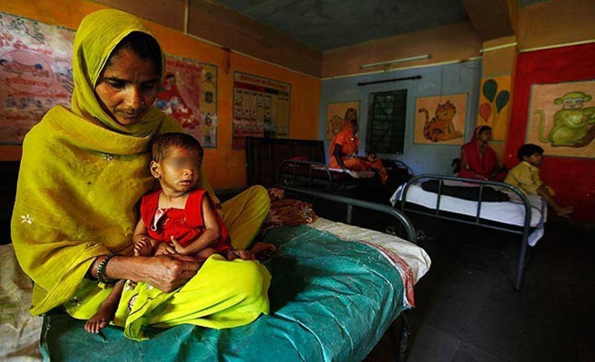 En una foto feta el 13 d’abril, Shakila té sobre els seus genolls la seva filla, en un centre de la ciutat de Morena (nord de l’Índia) per a nens malnodrits, on nou de cada deu són nenes. El gran auge econòmic no ha solucionat l’alta mortalitat infantil de les nenes que pateix el país. Un cens de Morena mostra que per cada 1000 nens que compleixen 6 anys, només 825 nenes hi arriben. Una dècada enrere, la xifra era de 829.