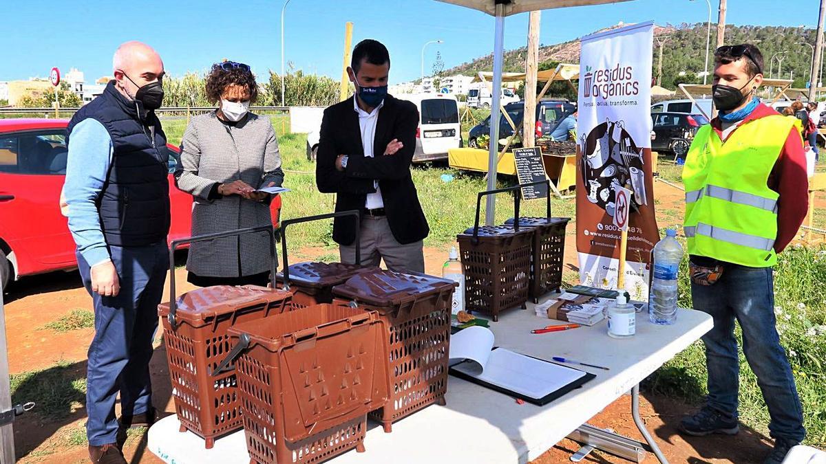 El conseller Vicent Roig, la concejala Neus Mateu y el alcalde Marcos Serra, ayer. | ASA