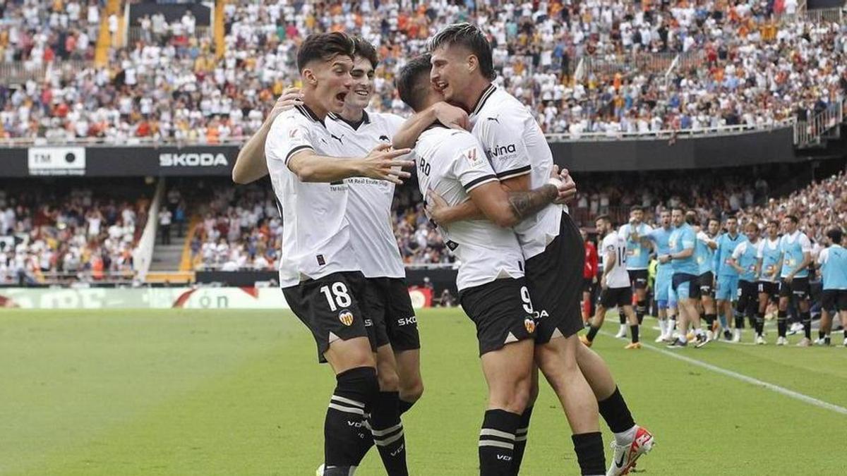 Los jugadores del Valencia CF celebran un gol en Mestalla