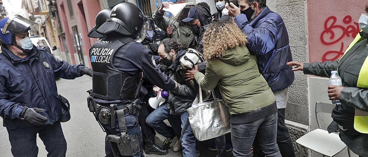 Activistas tratan de parar un desahucio el pasado febrero en Palma.