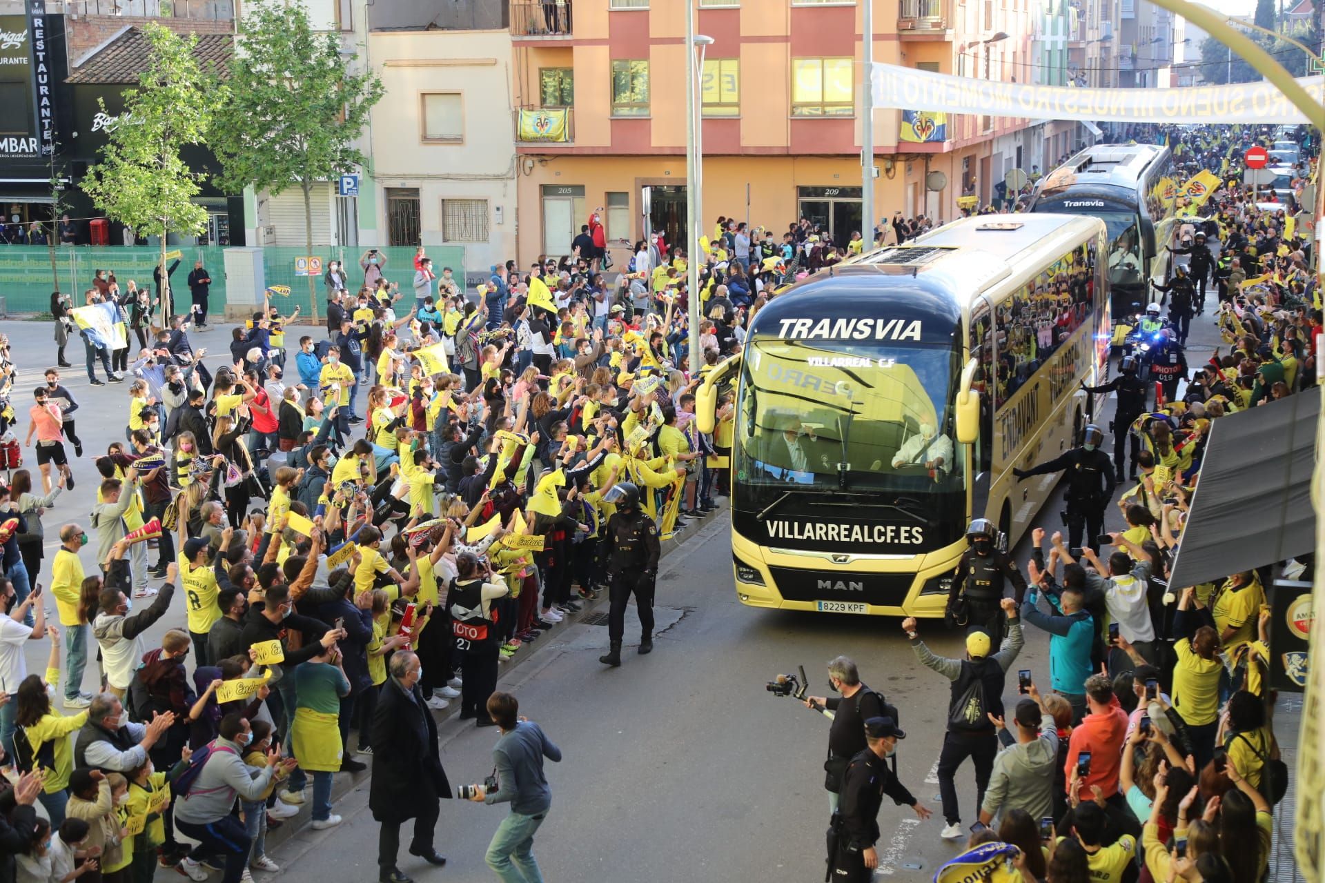 La 'marea grogueta' lleva en volandas al Villarreal hasta La Cerámica
