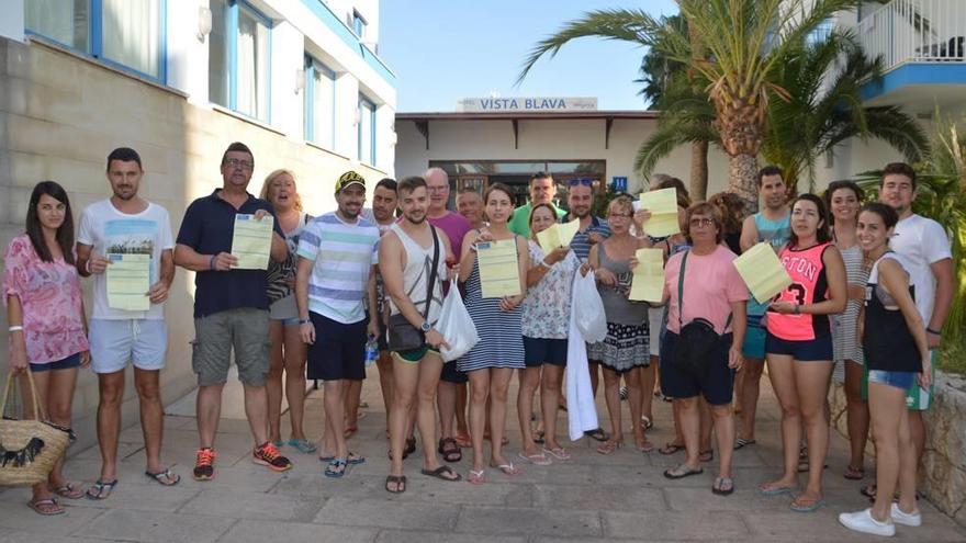 Un grupo de turistas se manifestó por el trato recibido en un hotel.