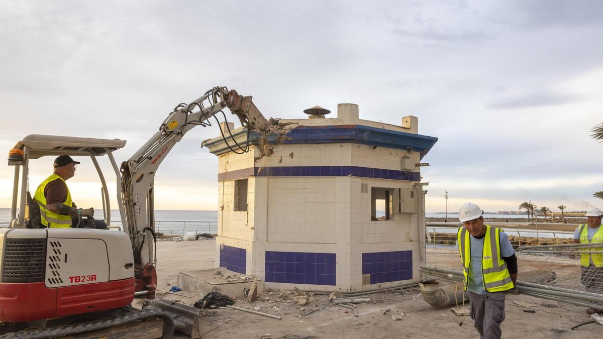 La última estampa de El Tintero. El kiosco ha sido demolido a primera hora de la mañana este martes por Costas