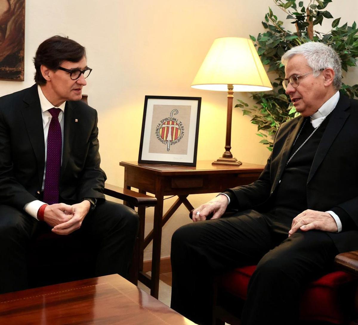 El president, Salvador Illa, i l’arquebisbe de Tarragona, Joan Planellas, el gener del 2025. | RUBÉN MORENO