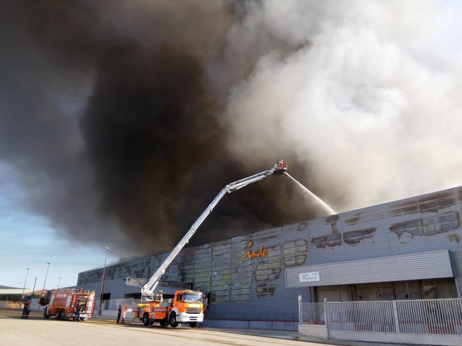 Un incendio devora una fábrica de plásticos en Olleria