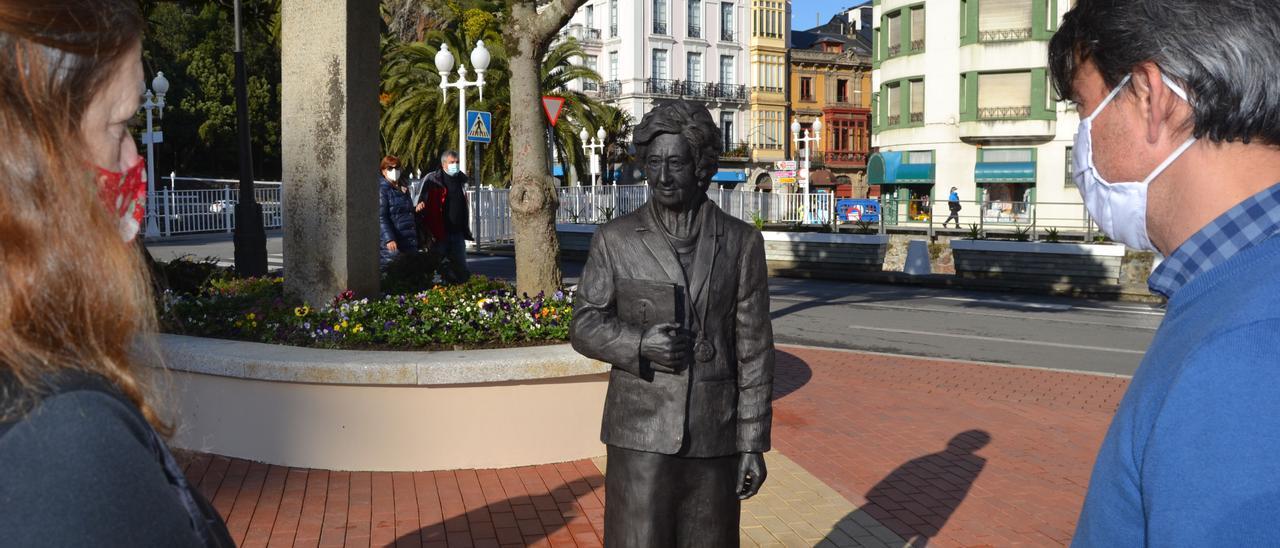 Inaugurada la estatua de Margarita Salas en la plaza Alfonso X de Luarca