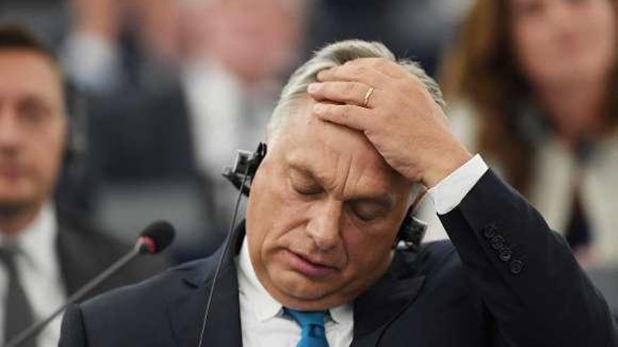 Gesto de Orbán durante el debate de ayer en la Eurocámara.