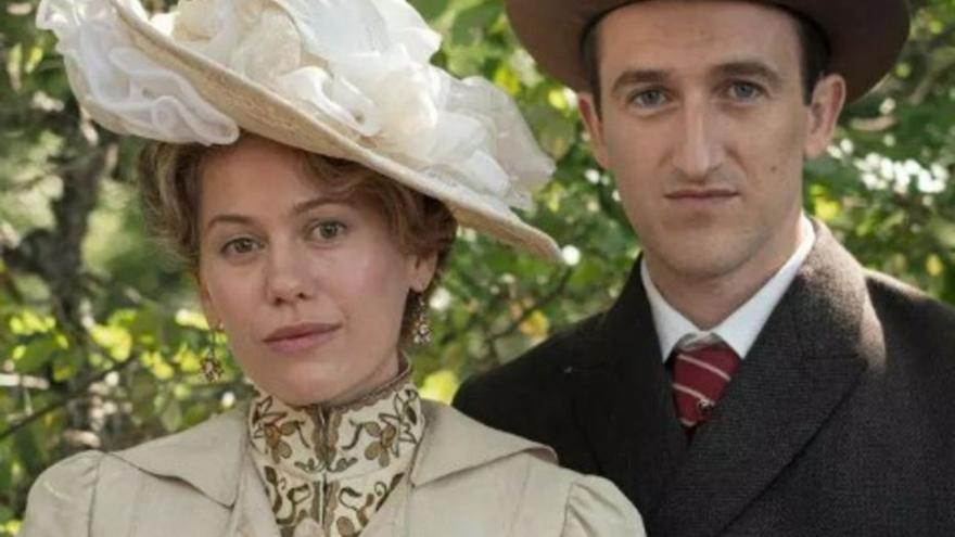 Kimberley Tell y Joan Amargós, protagonistas de la serie. |  RTVE