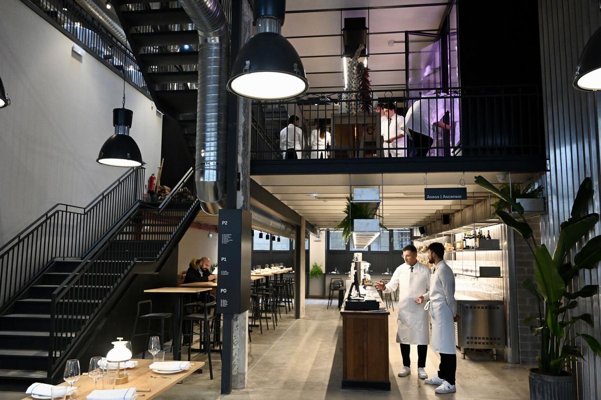 Interior del restaurante Varela Churrasquería el día de su inauguración, en febrero de 2024.