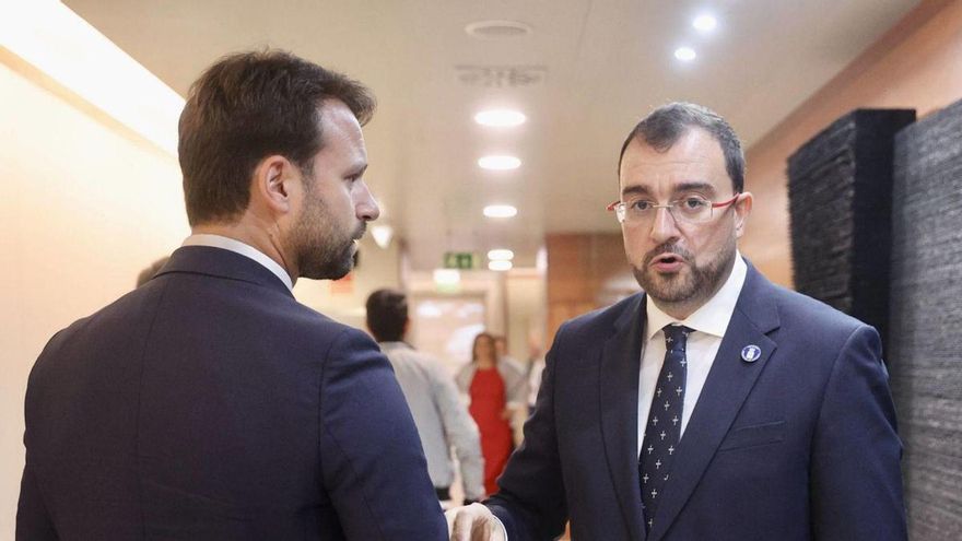 Álvaro Queipo, a la izquierda, y Adrián Barbón se saludan en la Junta General.   | IRMA COLLÍN