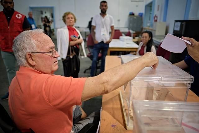 José Ramos, con problemas de movilidad, acude a votar a las elecciones generales de 2019 en Santa Cruz de Tenerife gracias a un servicio gratuito de Cruz Roja