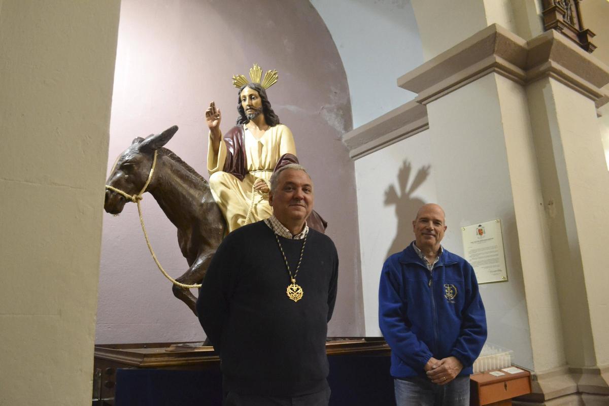 Por la izquierda, Luis Ángel García y Fernando Blanco, Hermano mayor y Vicehermano mayor de la Cofradía de la Borriquilla, con el paso en la iglesia de San Pedro de los Arcos.