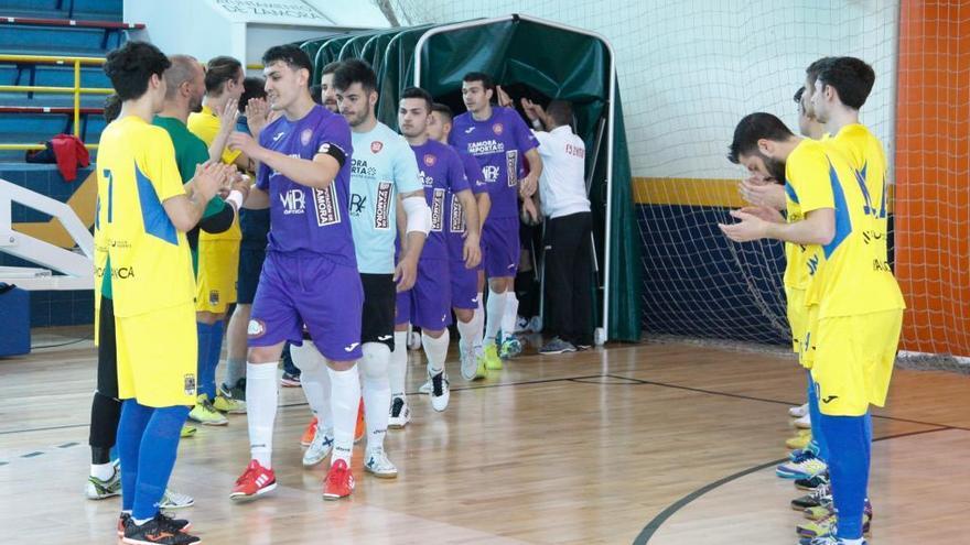 Los zamoranos reciben el pasillo tras ganar el título de liga.