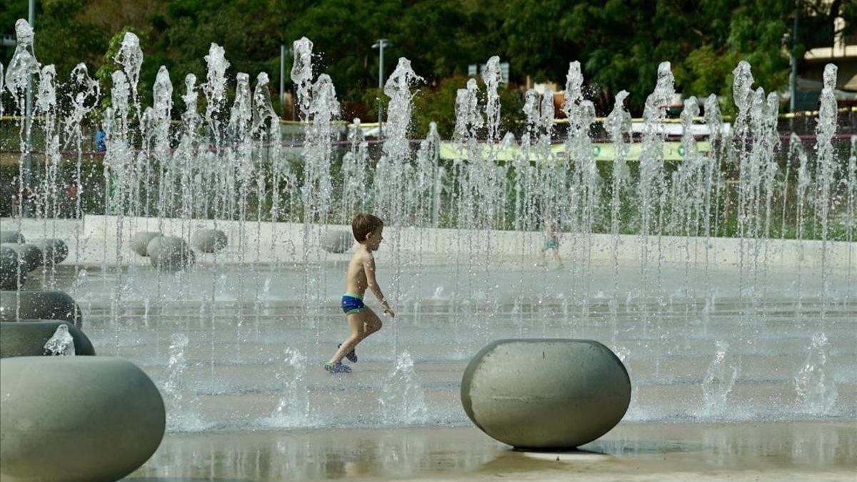 Juegos de agua en los antiguos cuarteles de Sant Andreu