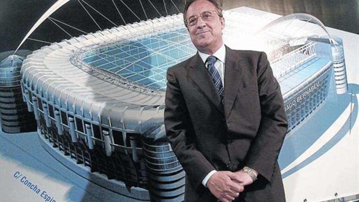 Florentino Pérez posa ante una maqueta del futuro estadio Santiago Bernabéu.