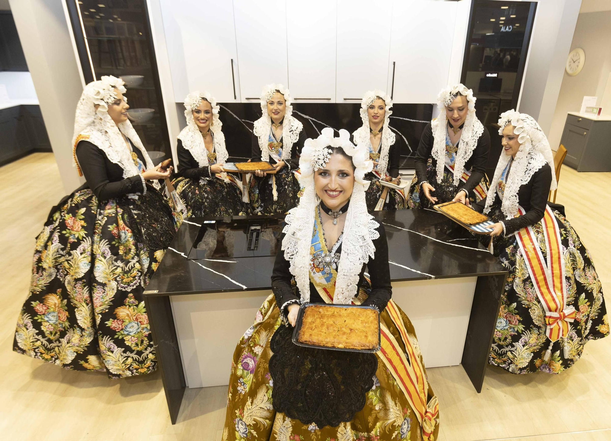 La Bellea del Foc y sus damas de honor cocinan la Fiesta a fuego lento