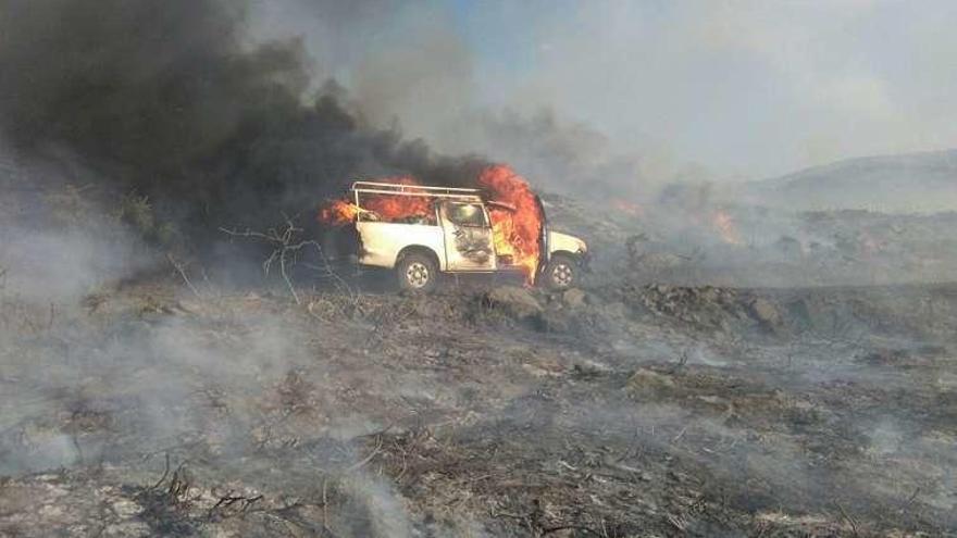 El coche calcinado en la quema prescrita.