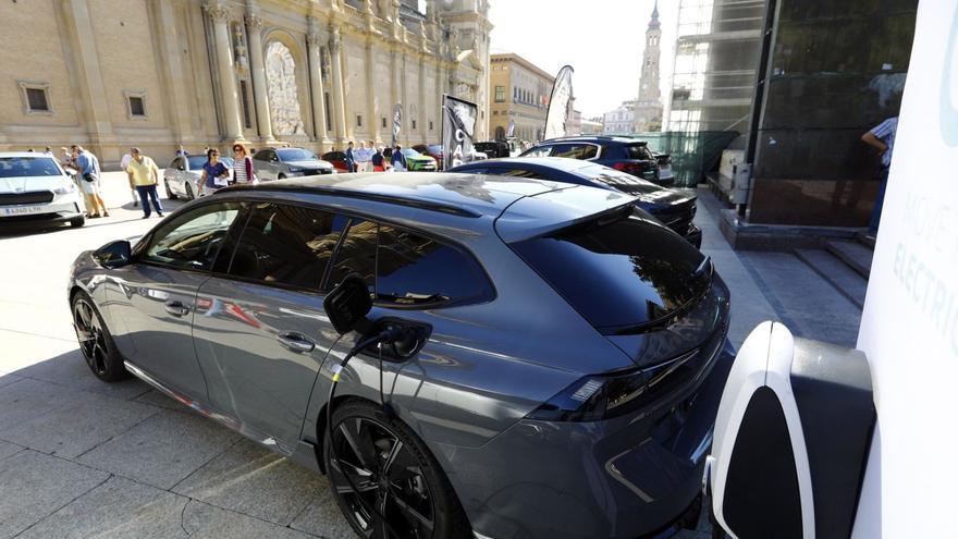 Un coche eléctrico recargando la batería en la plaza del PIlar. | JAIME GALINDO