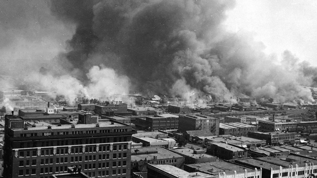 Edificios en llamas durante la masacre de Tulsa (Oklahoma) de 1921.