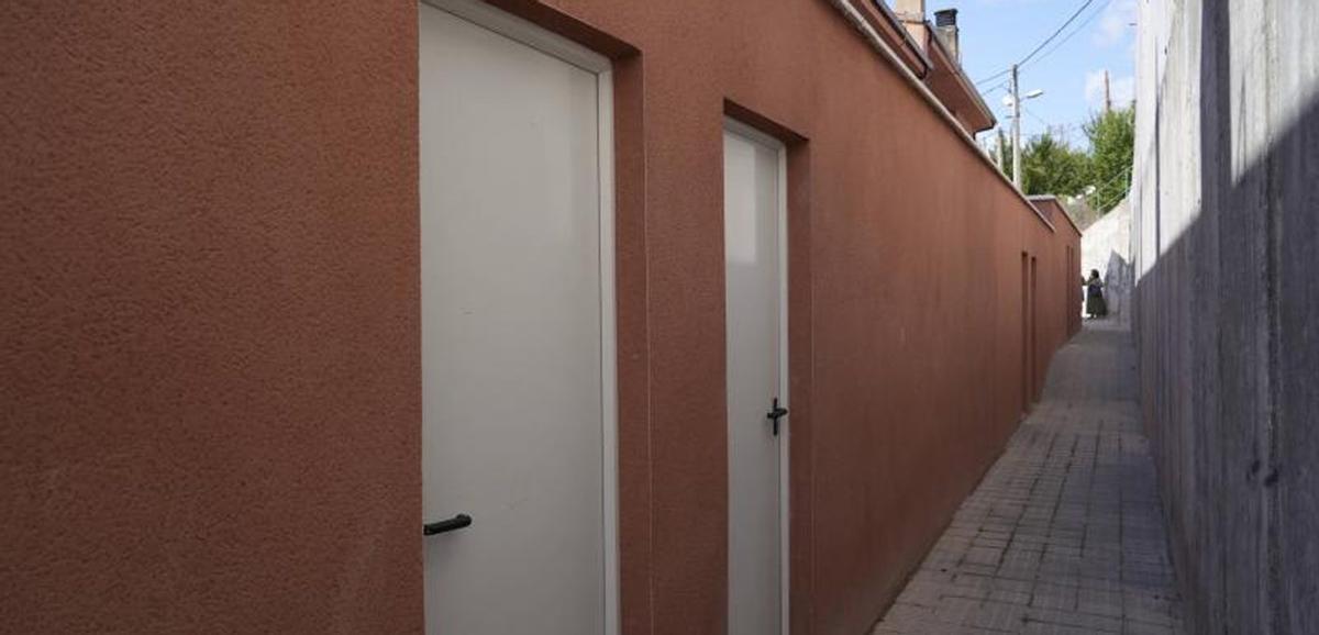 Las puertas de salida de los patios hacia el callejón que linda con el muro.  | JOSE LUIS FERNÁNDEZ
