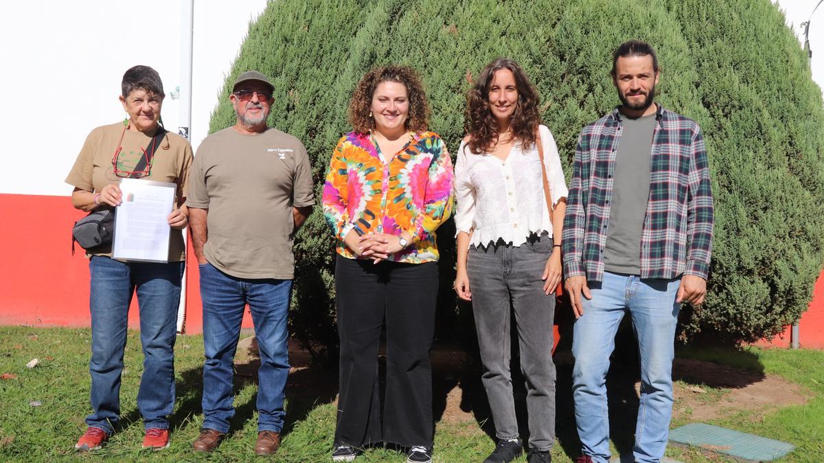 Antía Alberte, no centro, cos membros de Sachos na Rúa.