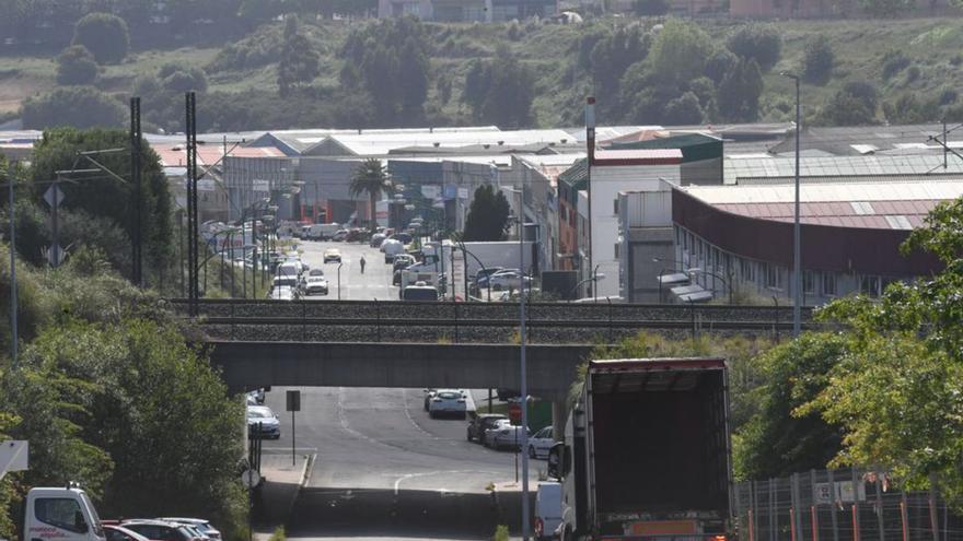 Vial bajo las vías ferroviarias en Pocomaco.   | // CARLOS PARDELLAS