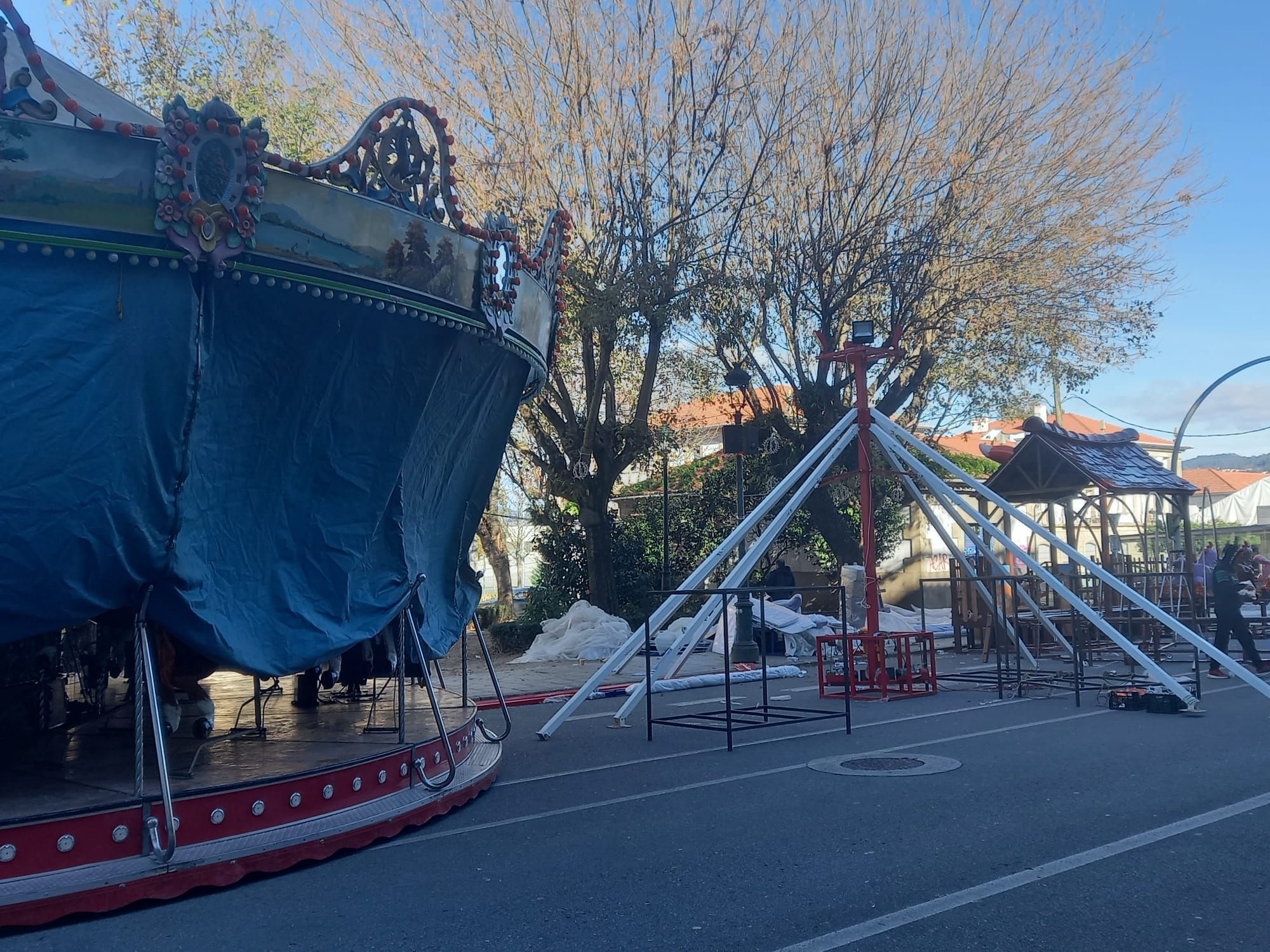 Todo casi a punto para que rueden las atracciones y el mercadillo de la Navidad viguesa