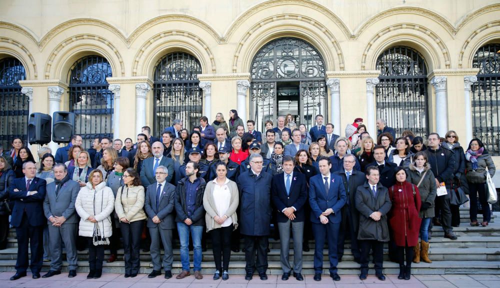 Concentración contra la violencia machista ante la Presidencia del Principado