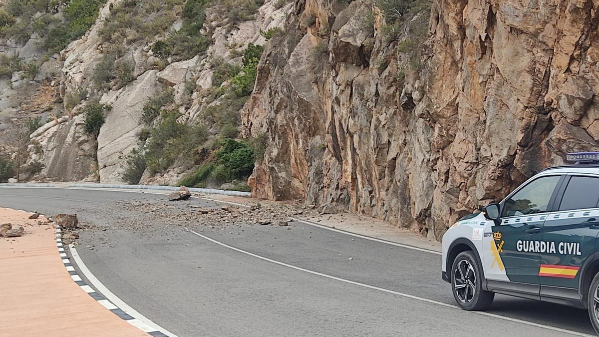 Foto del desprendimiento de rocas que obligó a cortar la carretera a finales de diciembre.