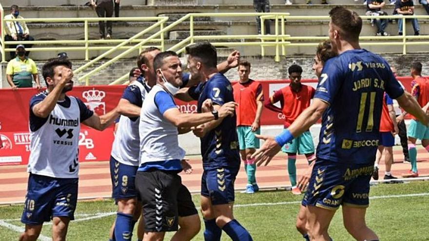 El UCAM Murcia festeja su pase 
a la ronda final del ‘play-off’ 
tras superar al Barça B en la
tanda de penaltis. rfef