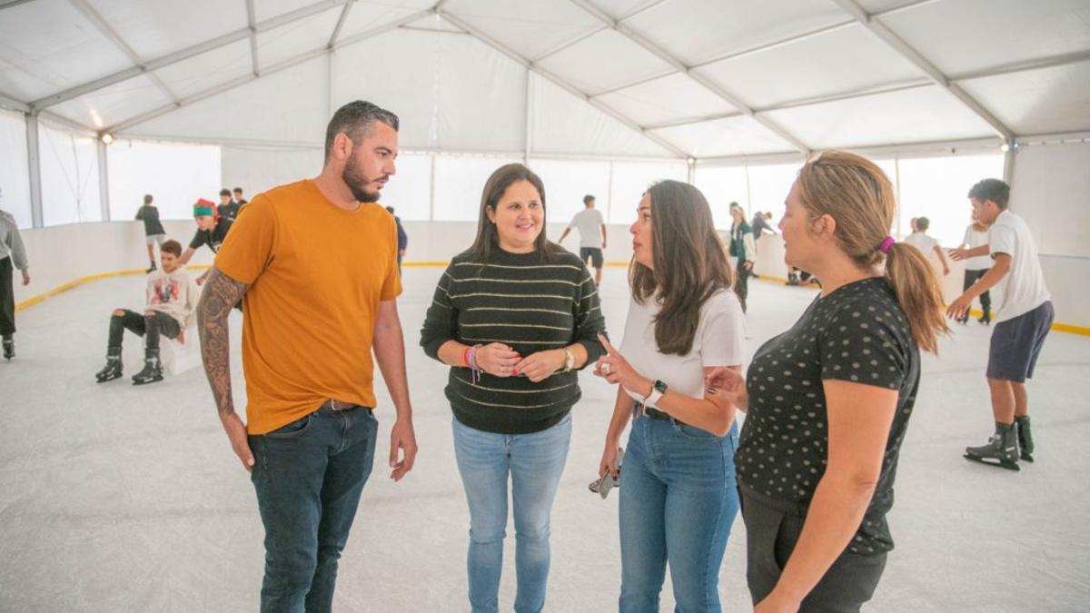 El Ayuntamiento de Tuineje inauguró ayer la pista de patinaje sobre hielo