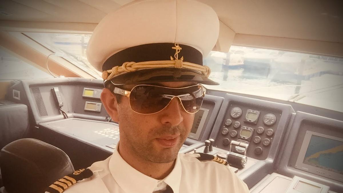 El capián condenado, en una imagen dentro de un yate