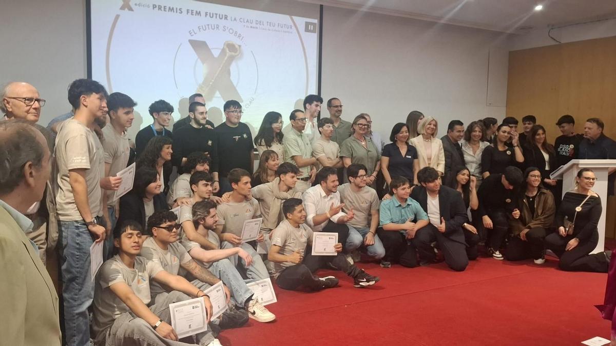 Imagen grupal de los finalistas de Fem Futur.