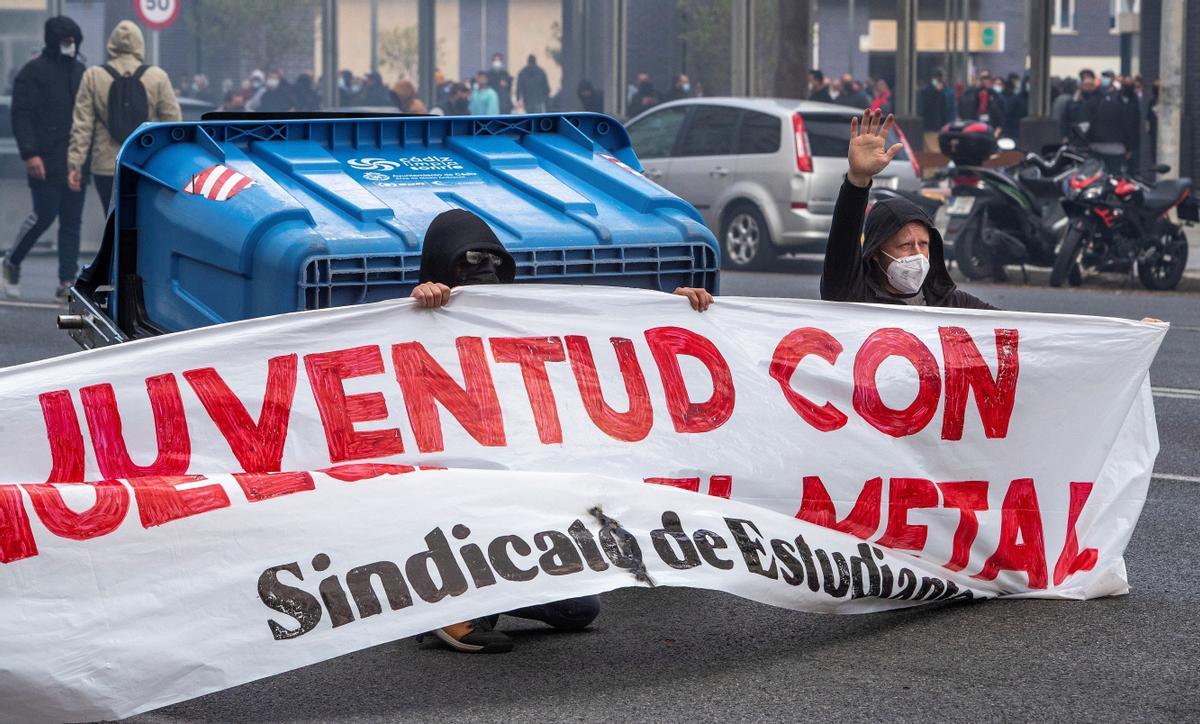 La vicepresidenta segunda del Gobierno y ministra de Trabajo, Yolanda Díaz, llamó ayer lunes al ministro del Interior, Fernando Grande-Marlaska, para pedirle la retirada de la tanqueta o vehículo blindado BMR utilizado por la Policía ante las protestas de los huelguistas de Cádiz.