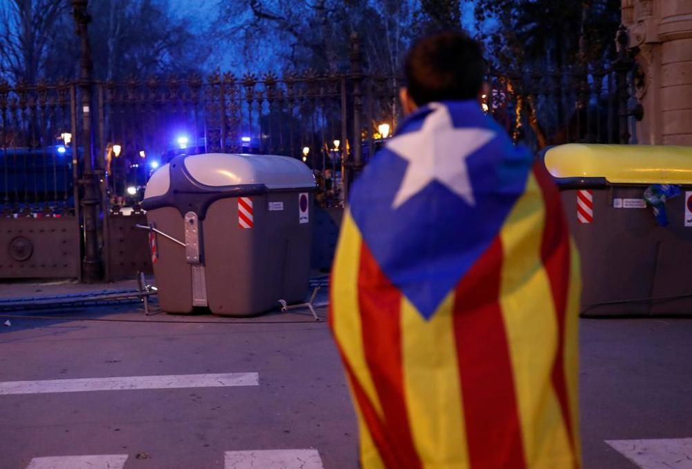 Protestes i tensió a l'exterior del Parlament de Catalunya