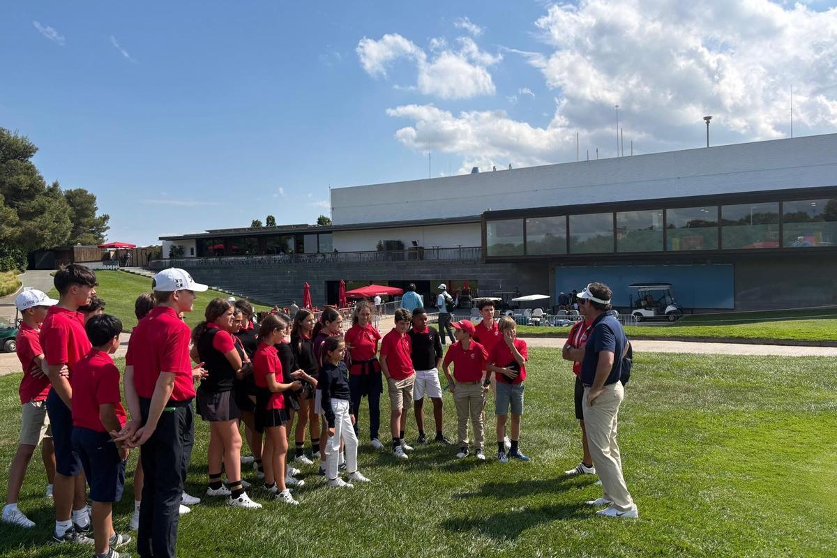 Jóvenes golfistas de la FCGolf recibieron un Clínic en el RCG El Prat