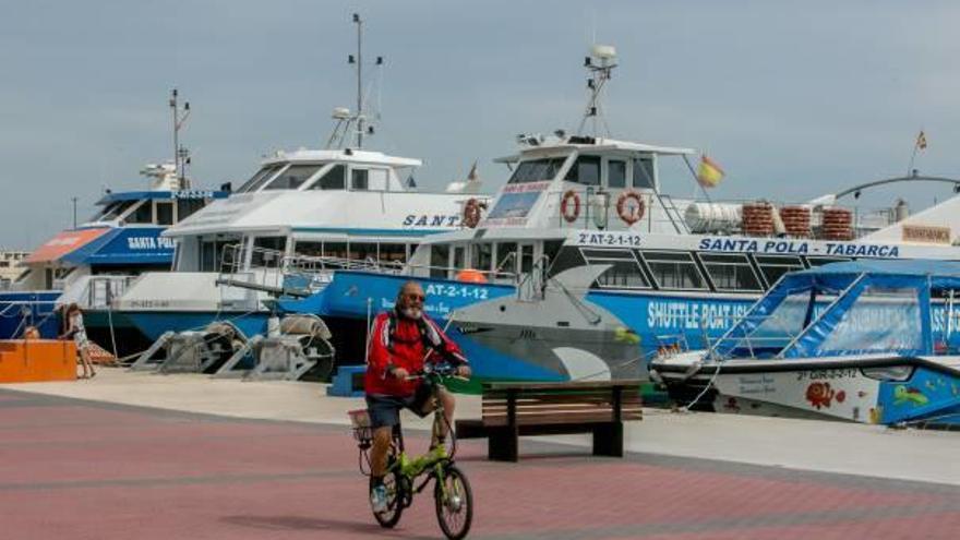 Los catamaranes esperan apostados en el puerto de Santa Pola a cargar a los pasajeros hacia la isla de Tabarca.