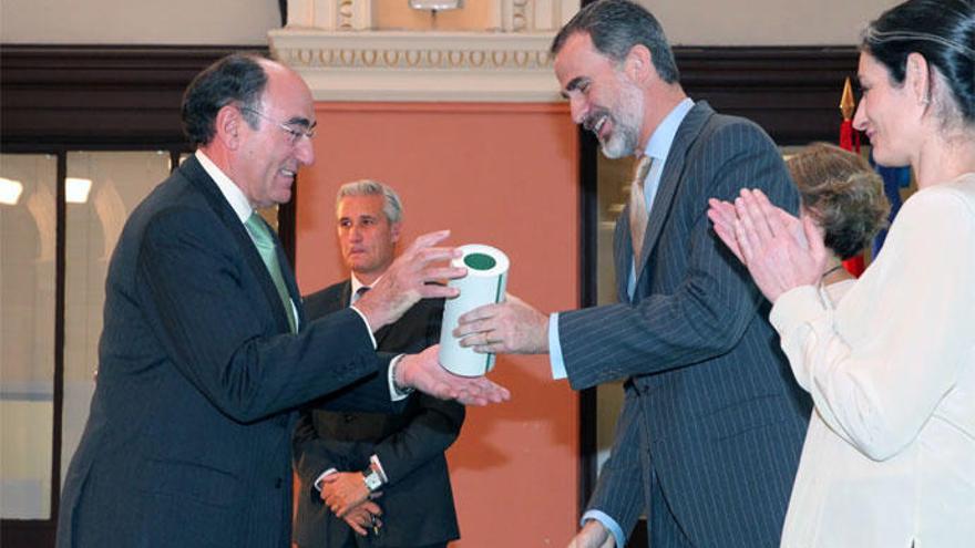 Don Felipe entrega el premio a Ignacio Galán.