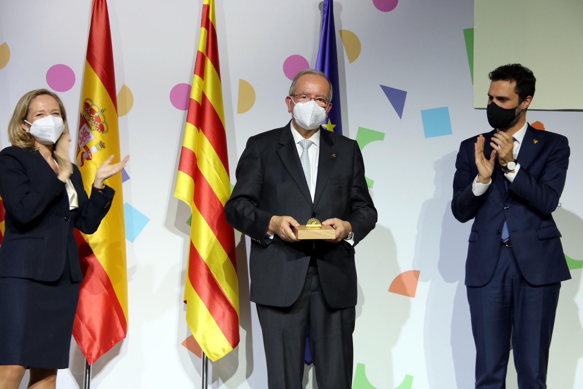 Josep González recibe la Medalla d'Or de Reconeixement Empresarial de Pimec de la mano de Nadia Calviño y Roger Torrent