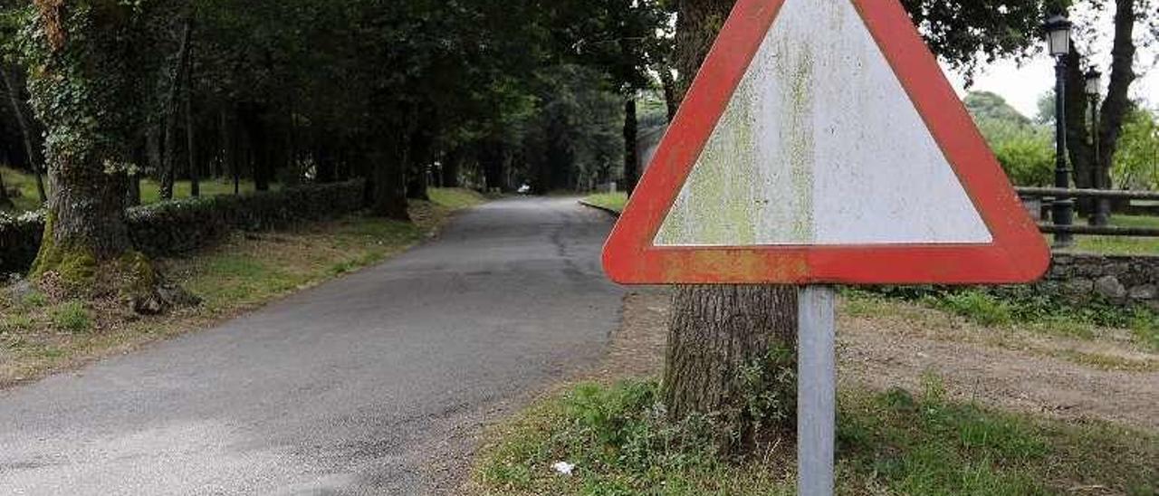 Carballeira do Rodo | En la Carballeira do Rodo se puede ver una señal que tiene como principal cometido alertar de la ubicación de un árbol a los conductores que dificulta la visibilidad de la calzada. A pesar de la buena intención, la señal indicada no es la correcta, puesto que ni existe en la normativa. La establecida es una semejante a la que rige el  &quot;ceda el paso&quot;, pero en este caso está puesta del revés.