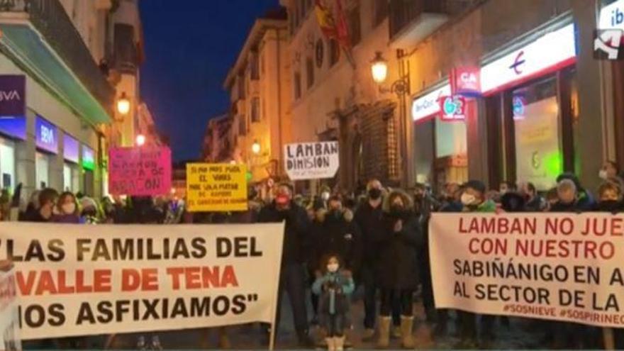 Una cacerolada de hosteleros acaba con un escrache al alcalde de Jaca