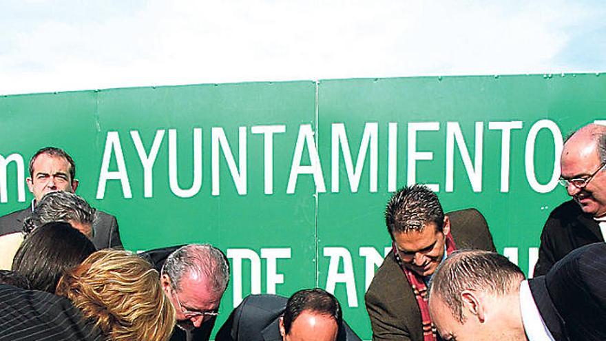 Primera. Imagen de colocación de la primera piedra.