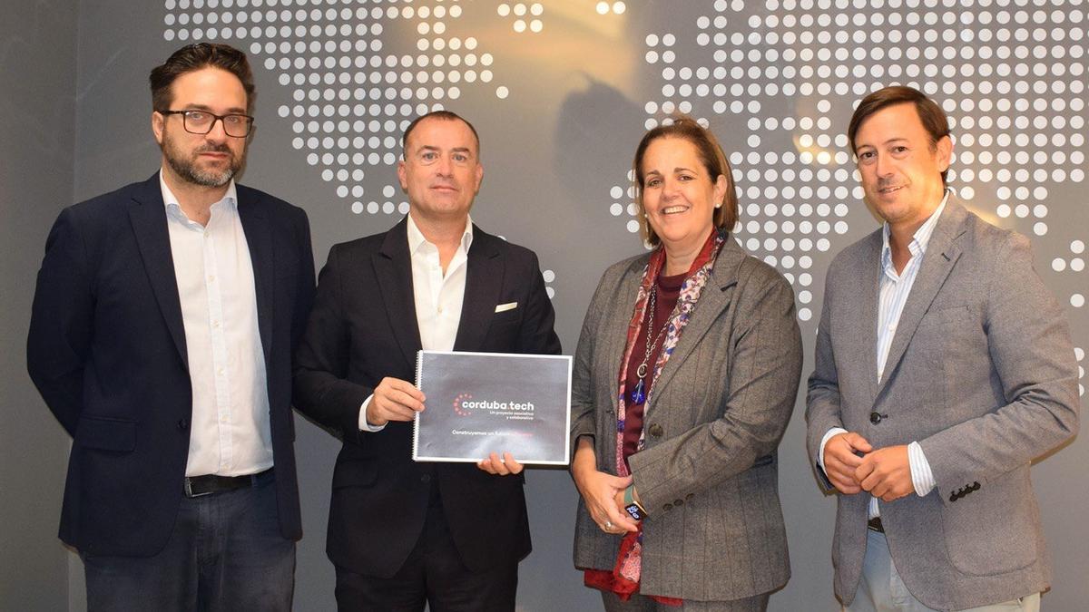 Los impulsores de 'Córdoba es Digital' junto a la presidenta del Imdeec, Blanca Torrent.