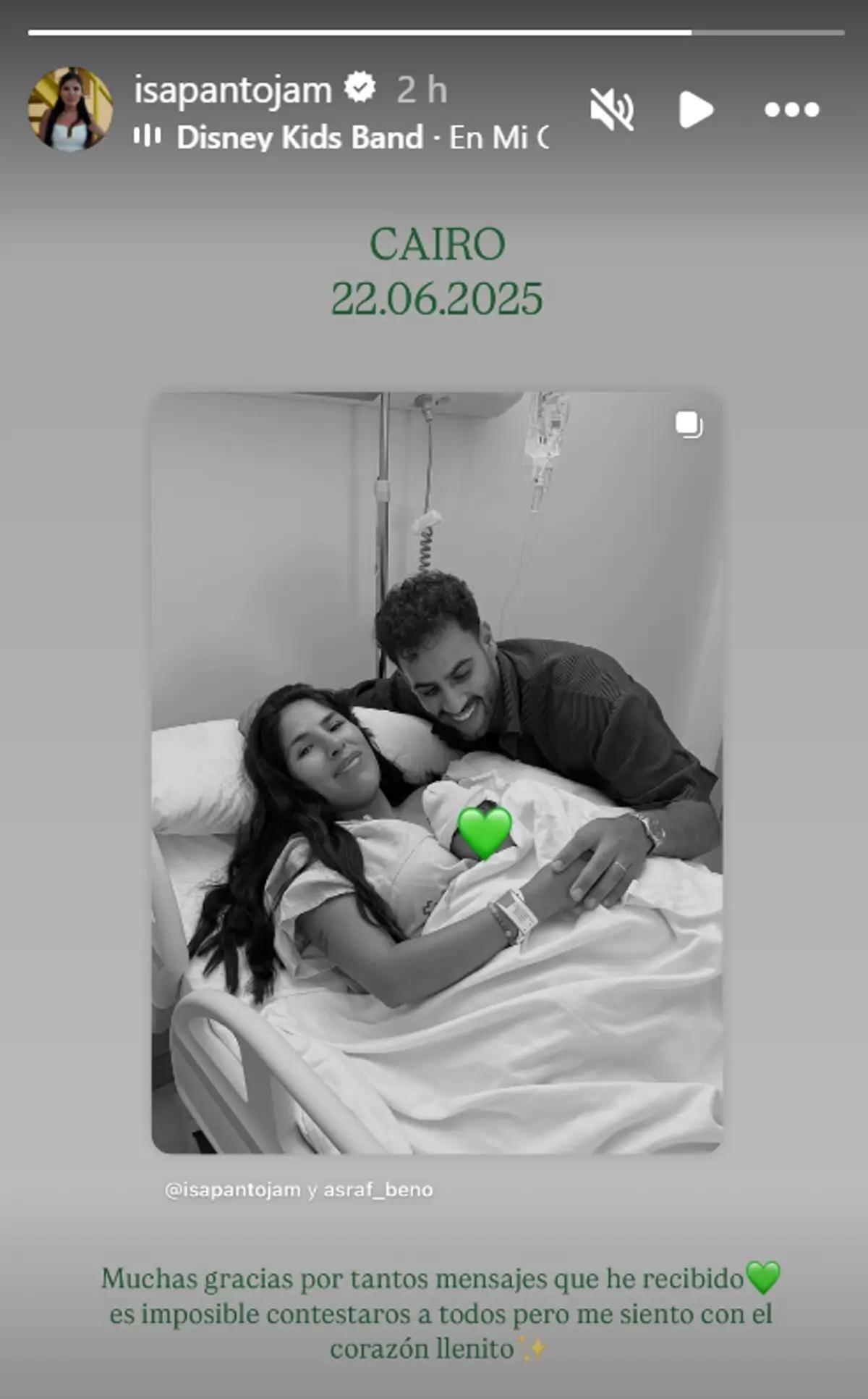 Isa Pantoja y Asraf Beno junto a su hijo recién nacido