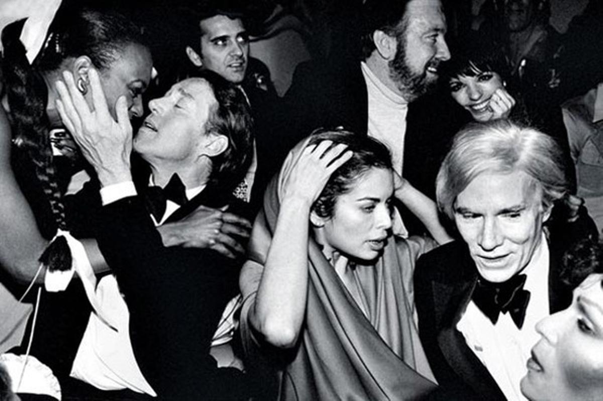 Fiesta en Studio54: Halston besando a una chica junto a Bianca Jagger y Andy Wharhol, y tras ellos, Liza Minnelli.