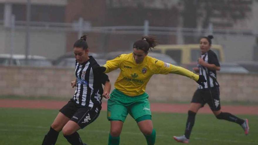 Cynthia trata de recuperar el balón.